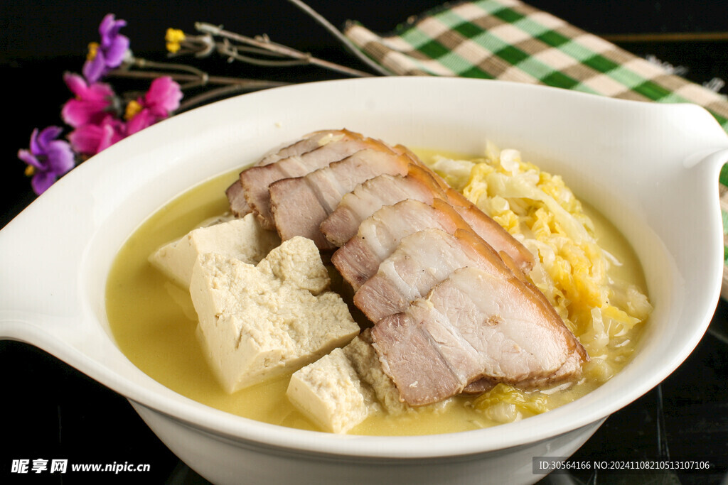 五花肉炖豆腐美食