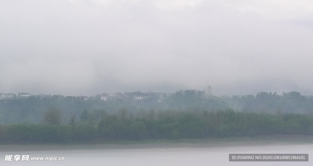 雨天的山峦