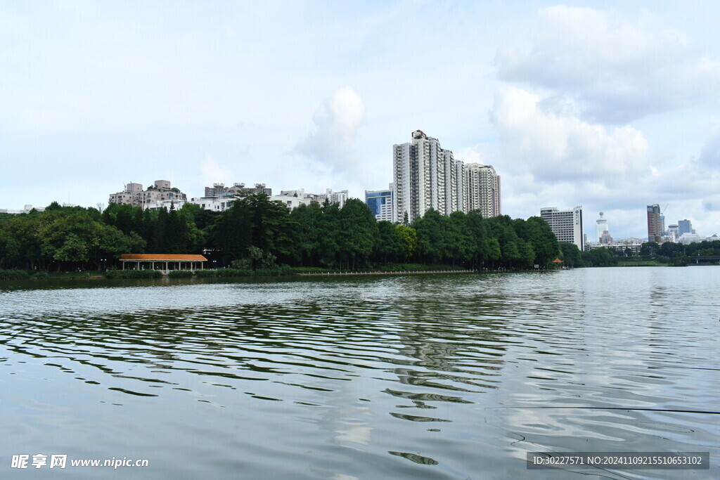 清澈湖水