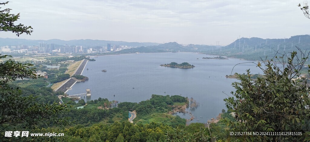 山中远眺湖面