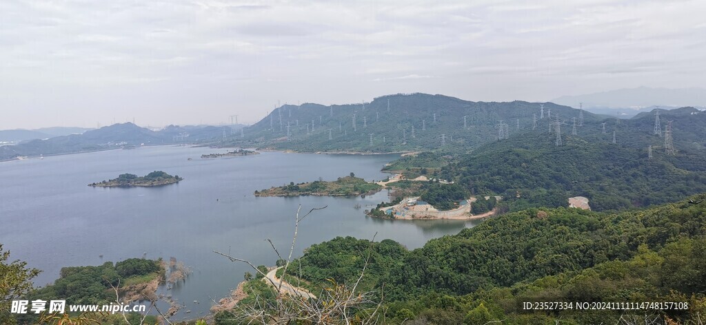 森林远足径远眺湖水和远山