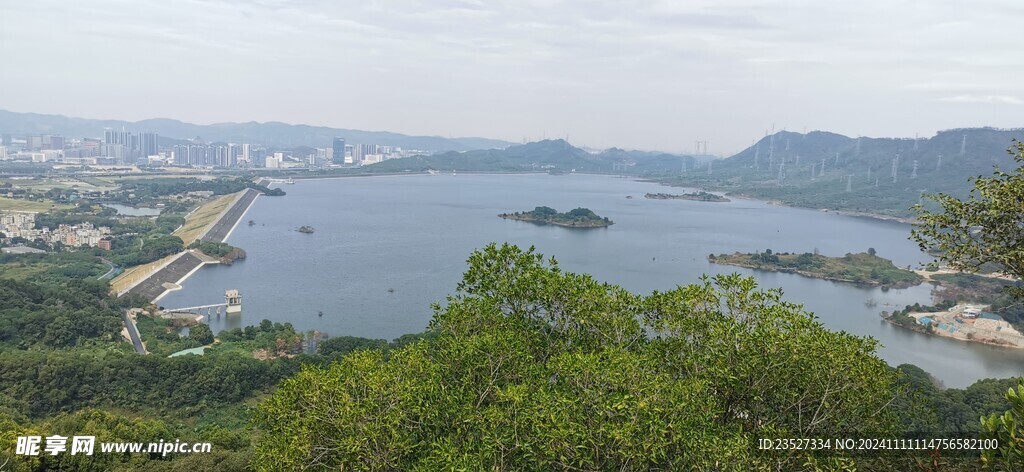 远眺山中小湖