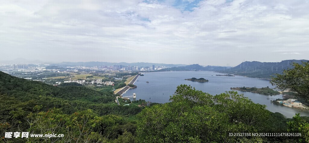 远眺小湖及城市 