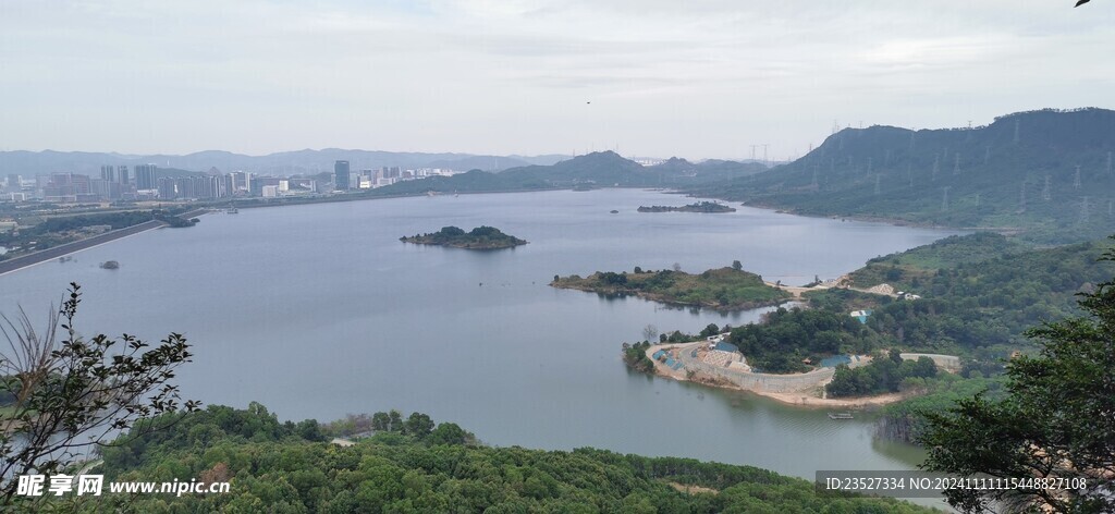 远眺湖面风光