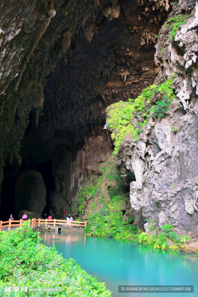 巴马百魔洞景区