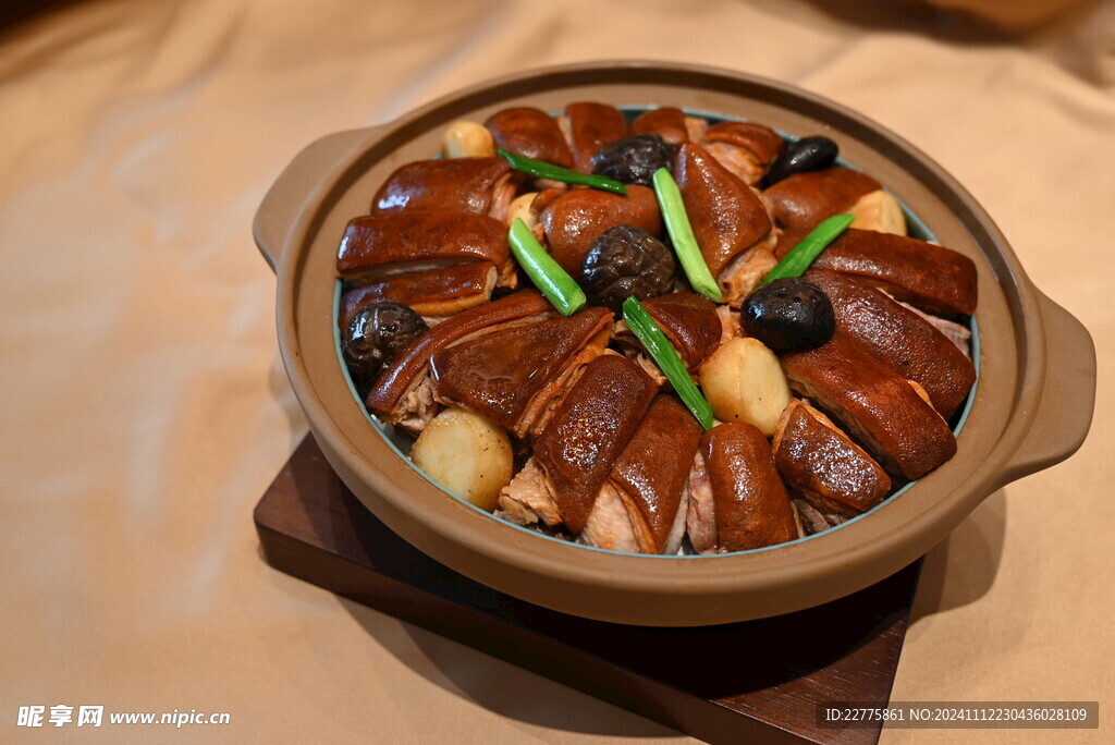 粤式菜品红炆黑山羊肉煲