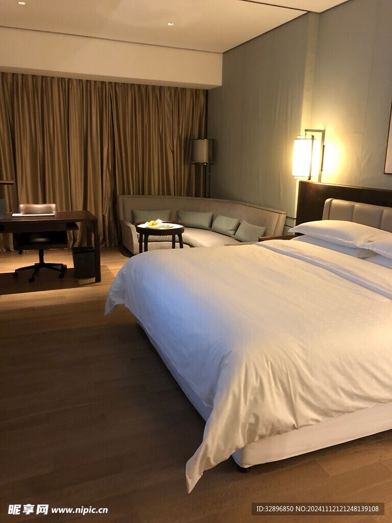 双人床