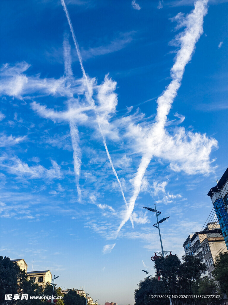 飞机划过天空