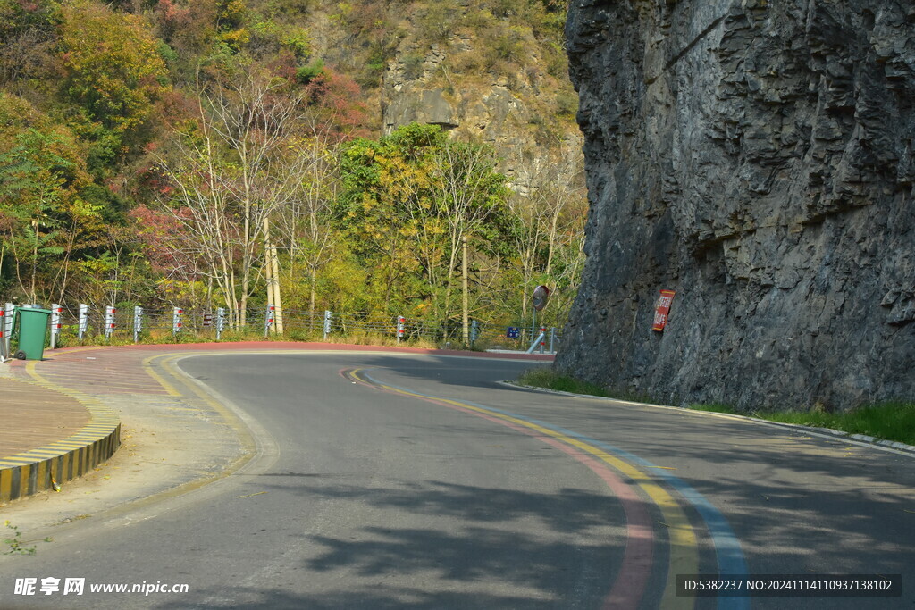 山里彩虹乡村旅游公路