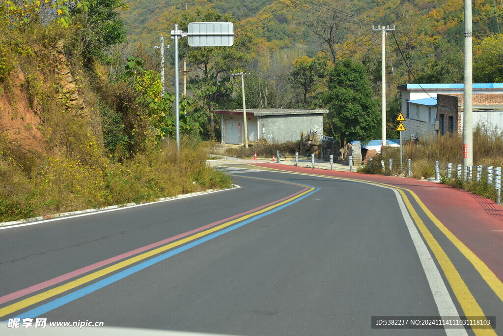 山里彩虹乡村旅游公路