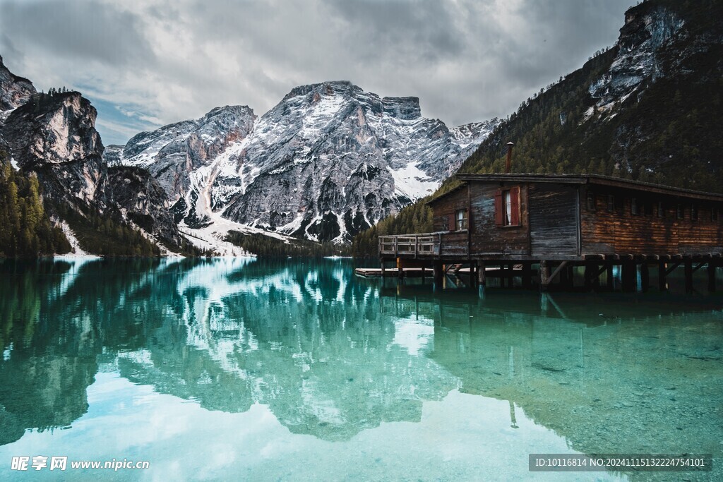 雪山湖泊