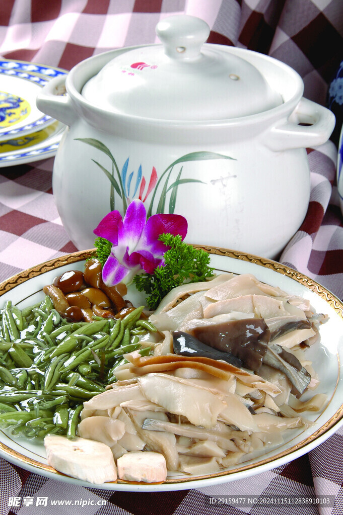 莼菜珍菌汤