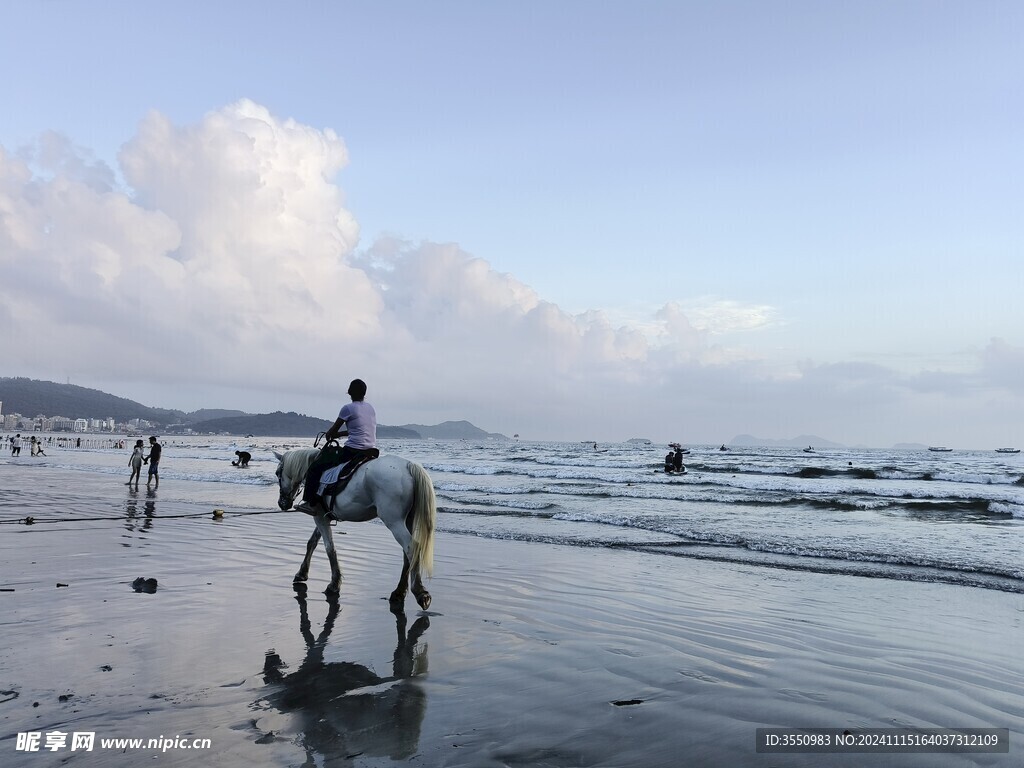 大海 沙滩 海浪 骑马