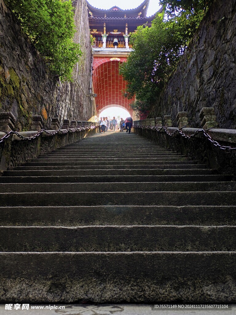 九华山百岁宫楼梯高悬