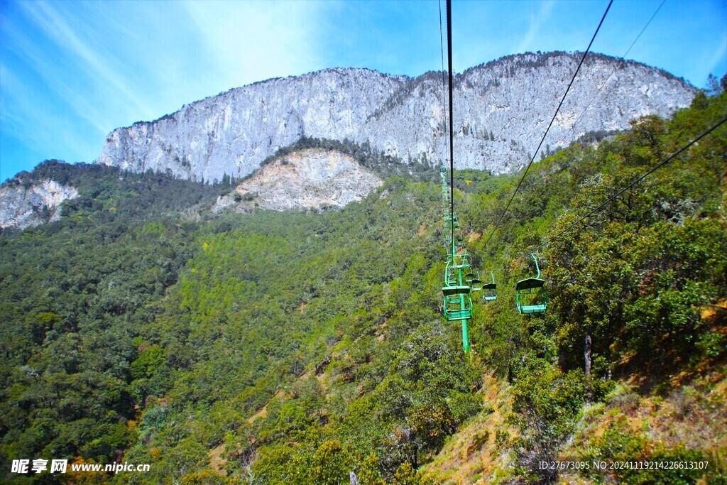 泸沽湖格姆神山