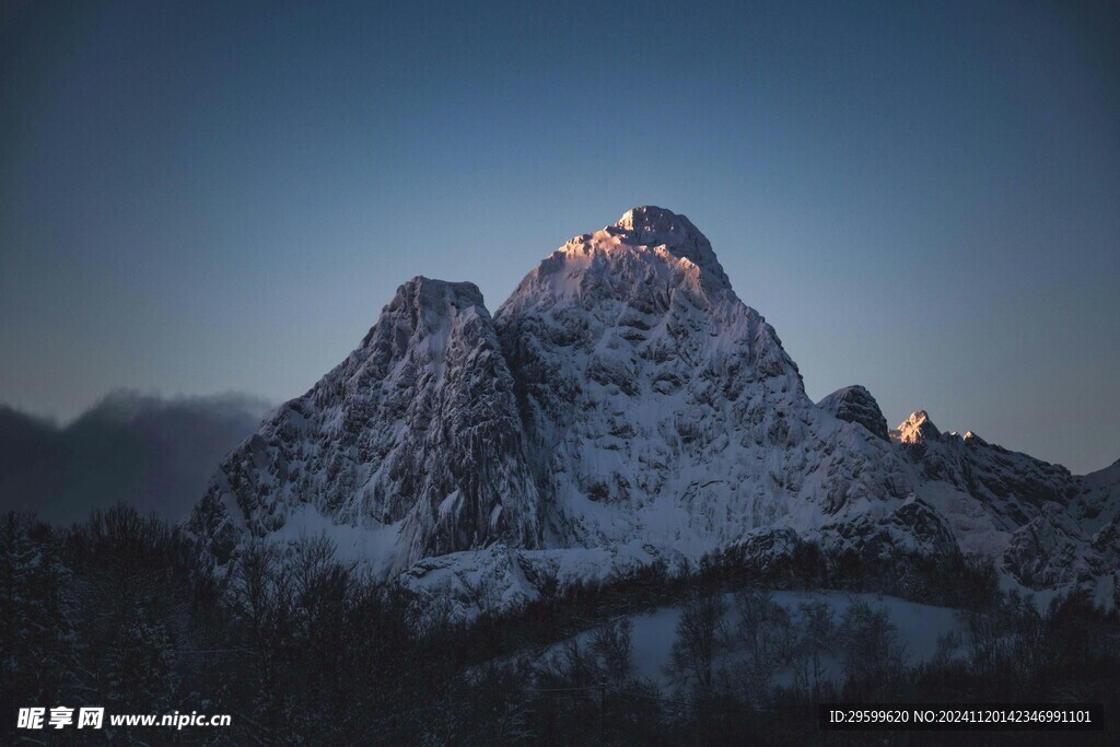 雪山  