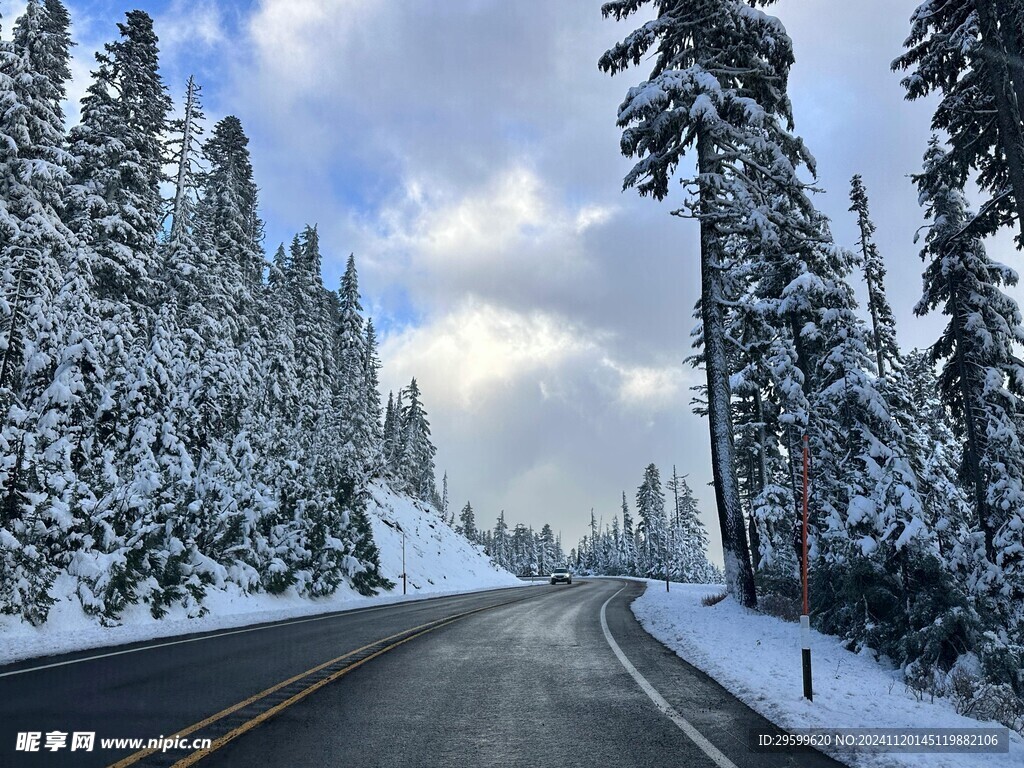 雪山  
