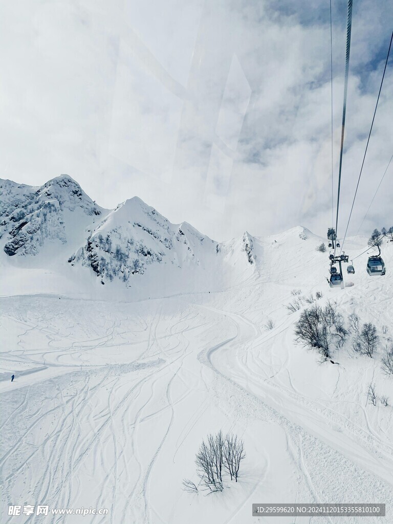 雪山  
