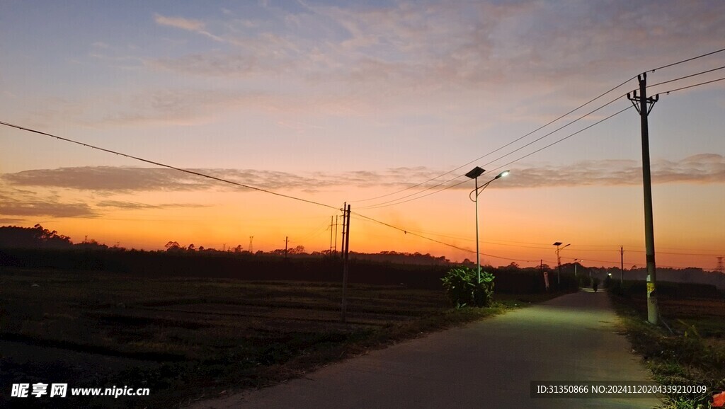 黄昏中的炭窑村乡间道路