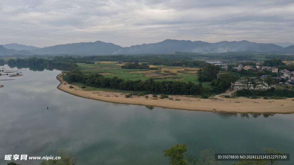 广东小镇江边航拍照片