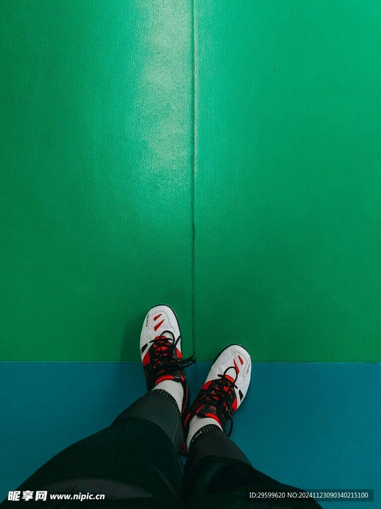 运动鞋  