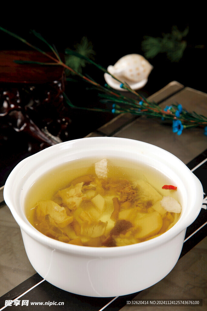 鸡汤炖野菌 