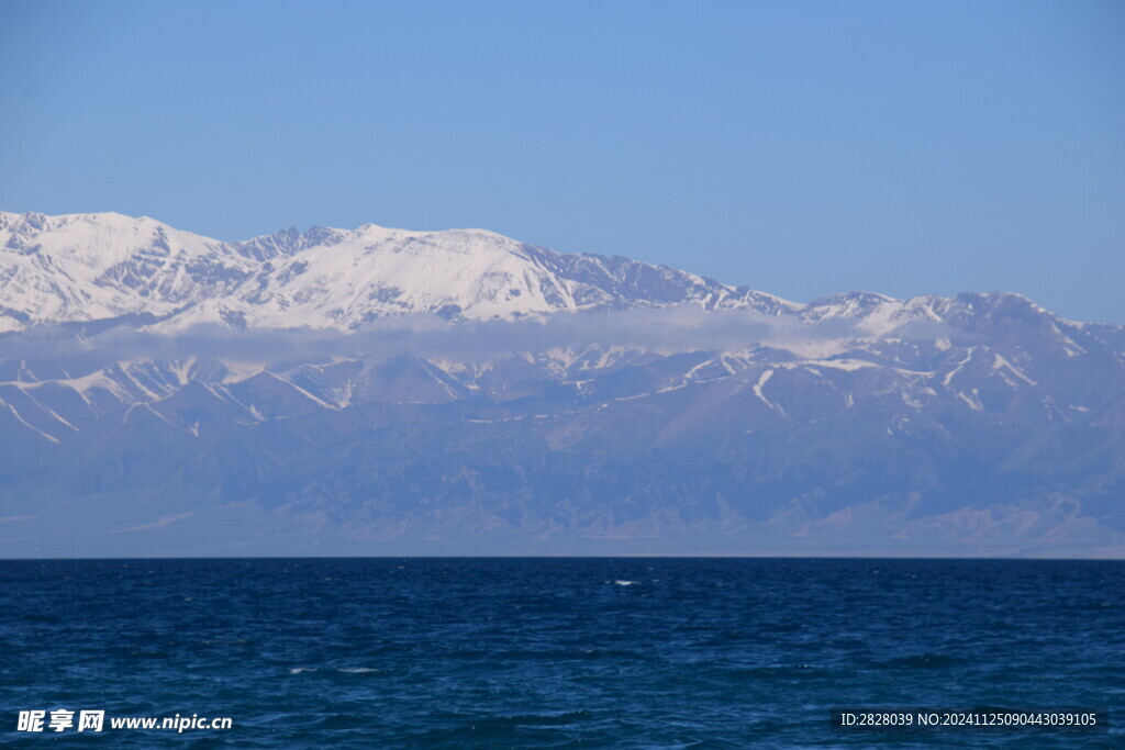 赛里木湖的雪山