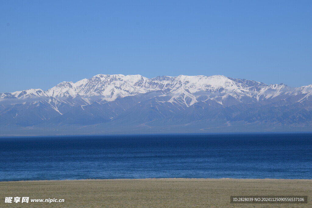 赛里木湖的雪山