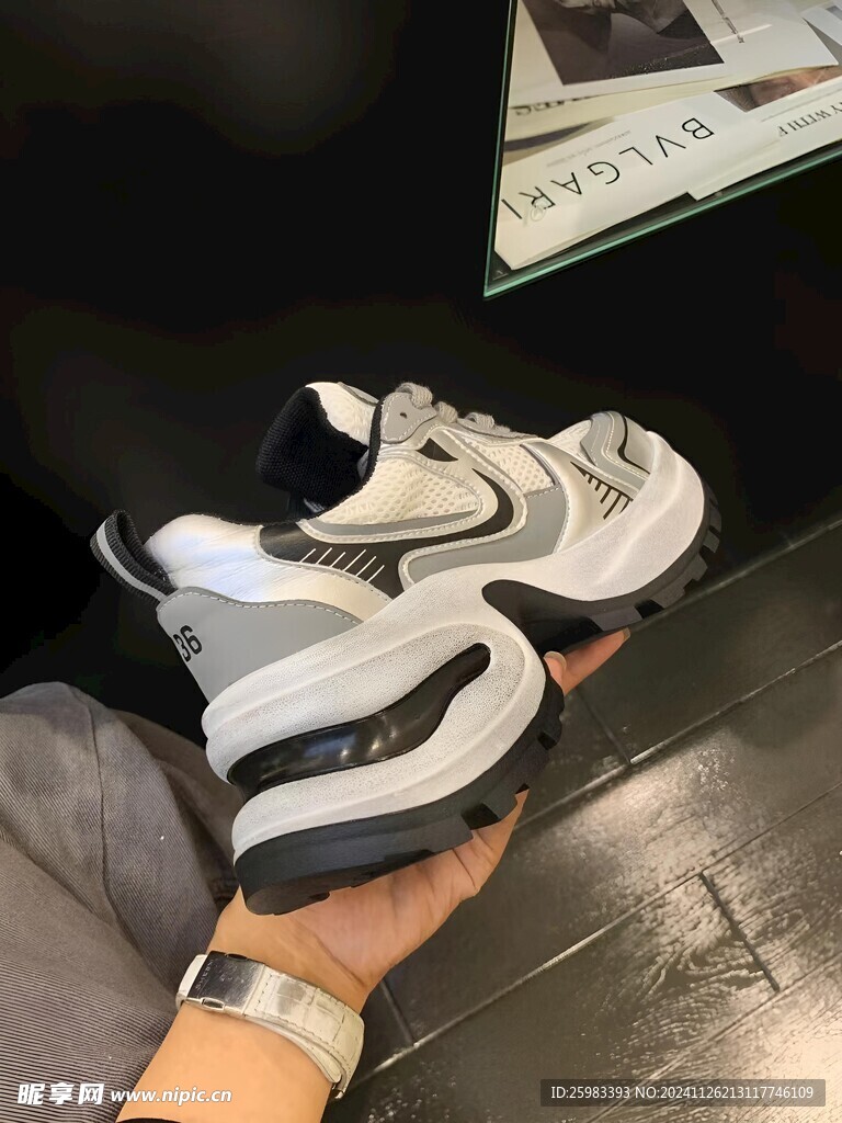 运动鞋