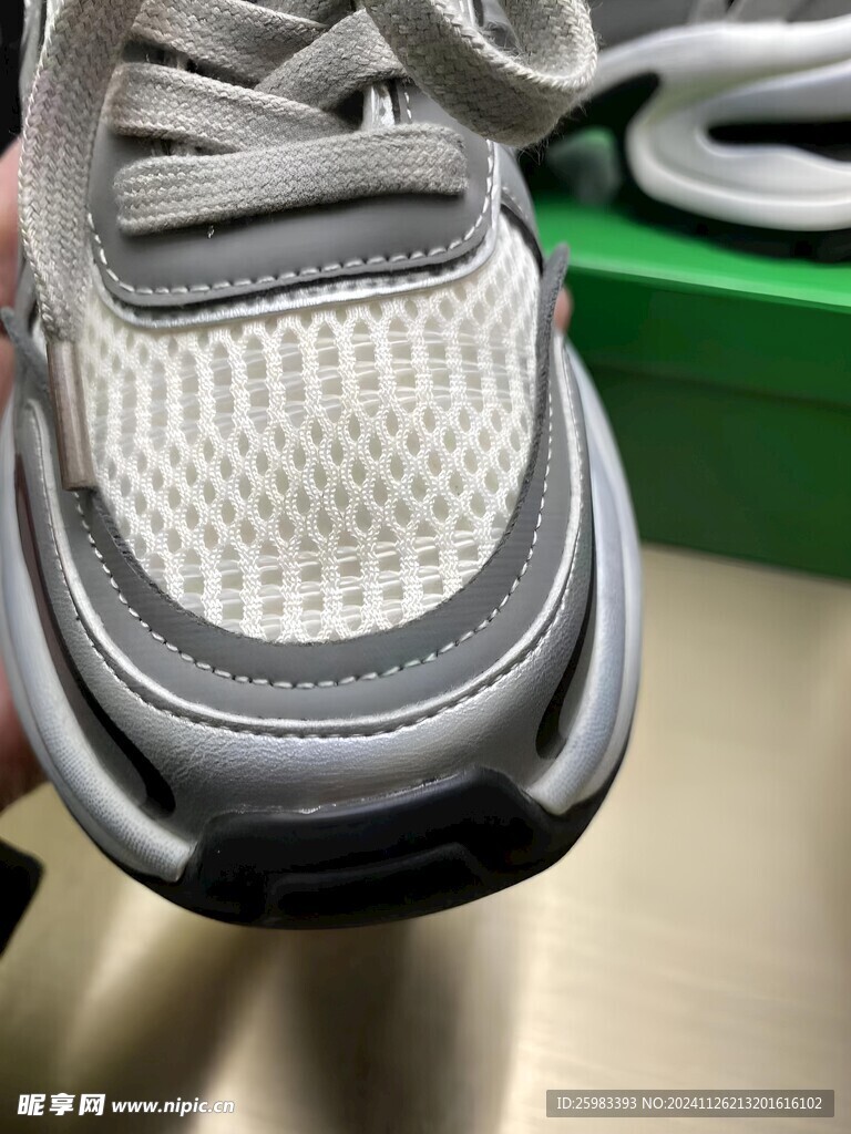运动鞋
