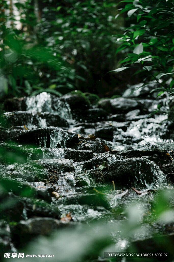 瀑布溪流