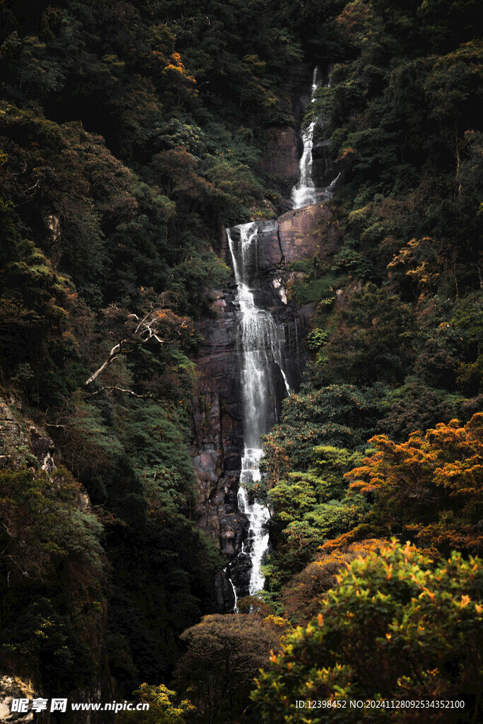 瀑布溪流