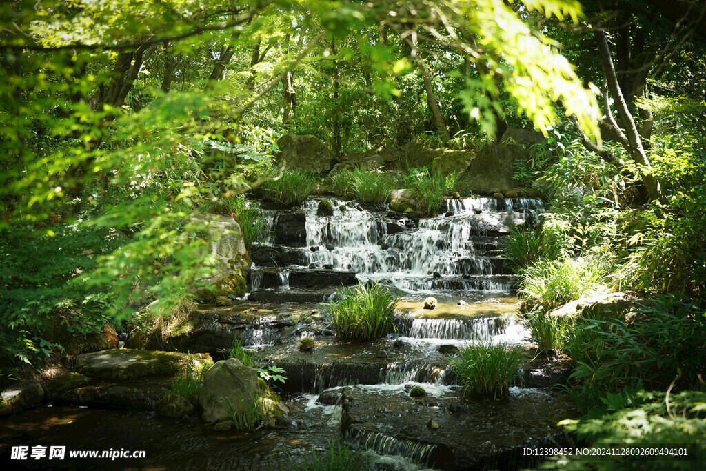 瀑布溪流