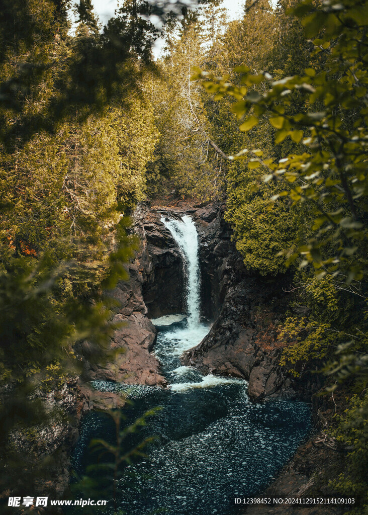 瀑布溪流