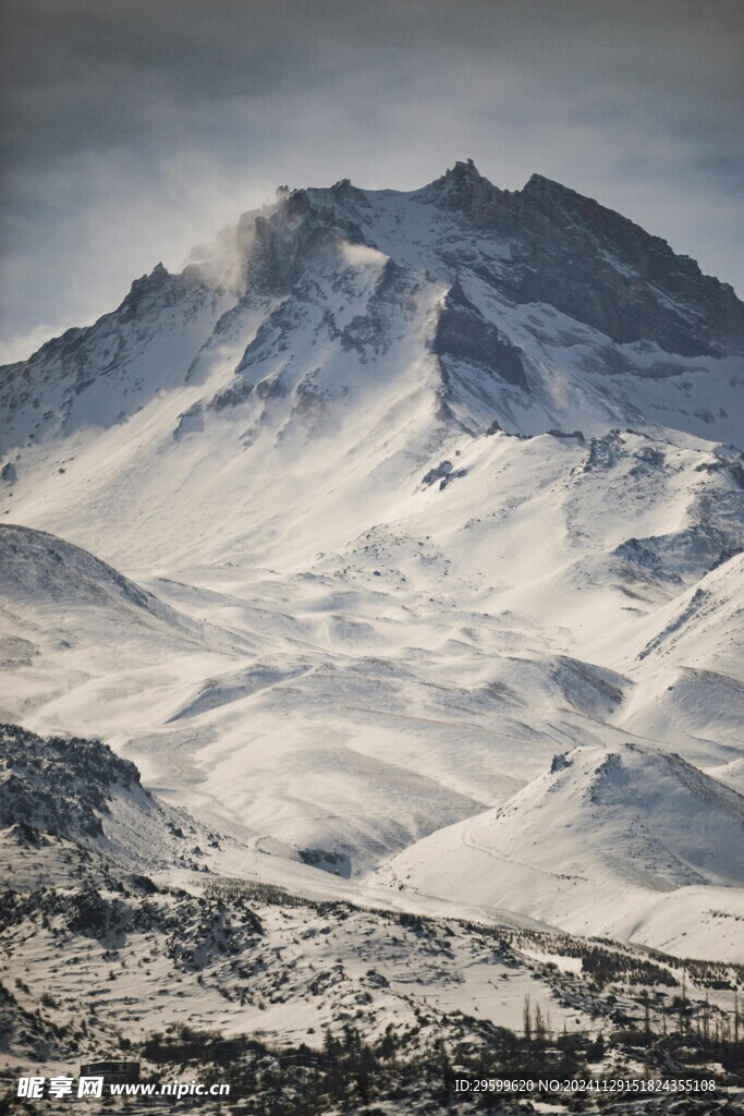 雪山  