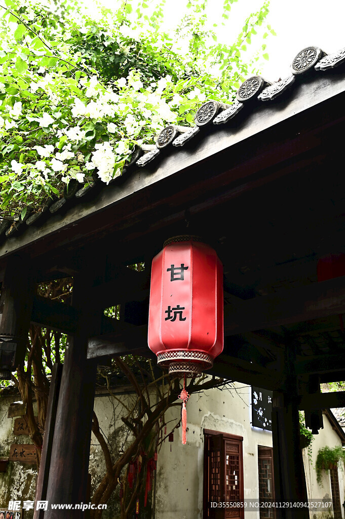 深圳甘坑古镇古房屋上的屋檐瓦当