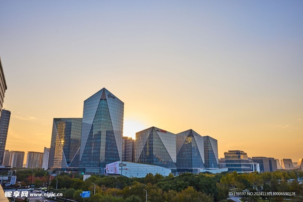 夕阳下的上海城市建筑风景照