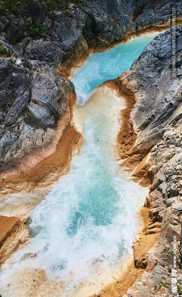 瀑布溪流