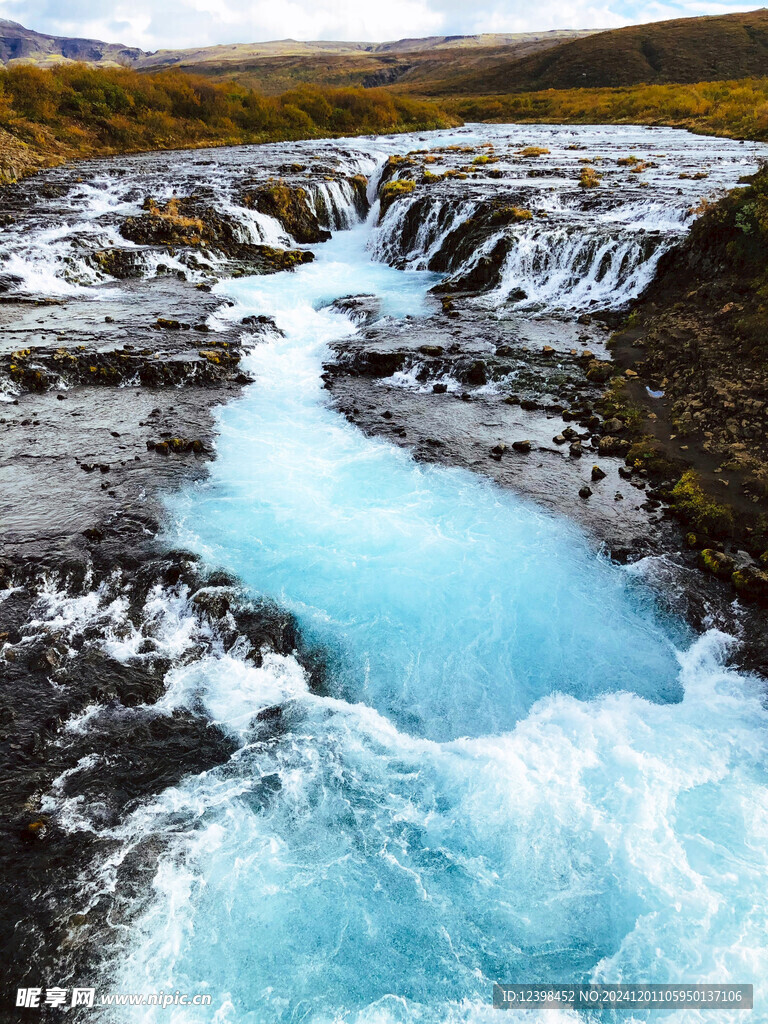 瀑布溪流