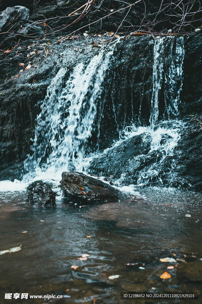 瀑布溪流