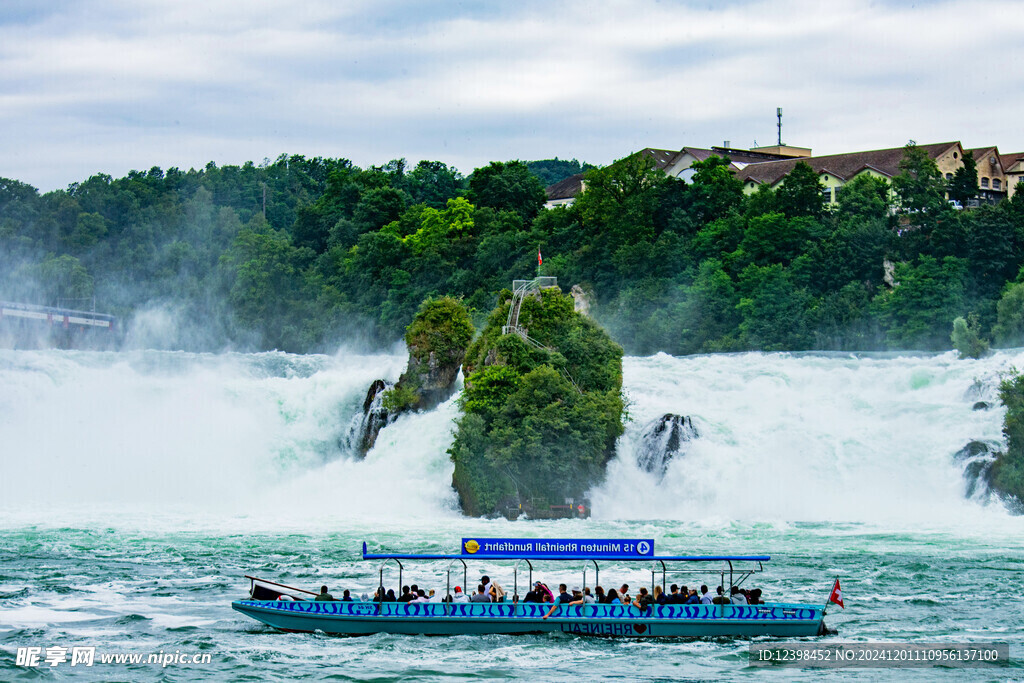 瀑布溪流