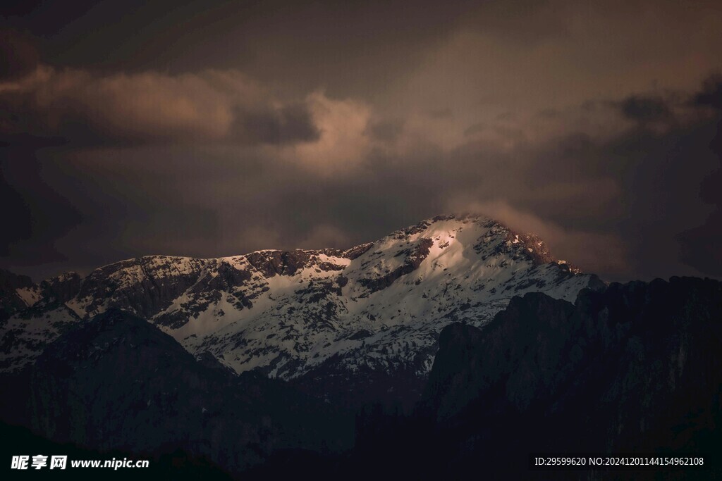 雪山  