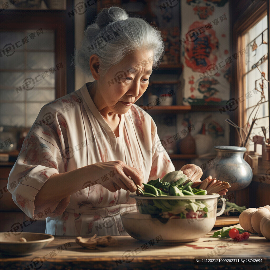 一位老妈妈 在家里拌凉菜