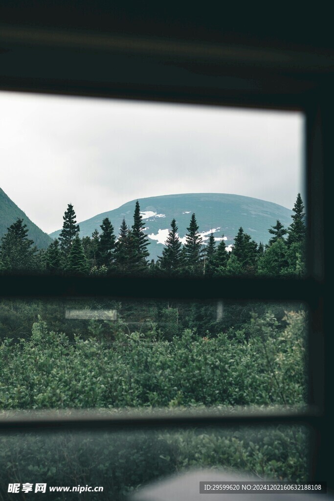 雪山  