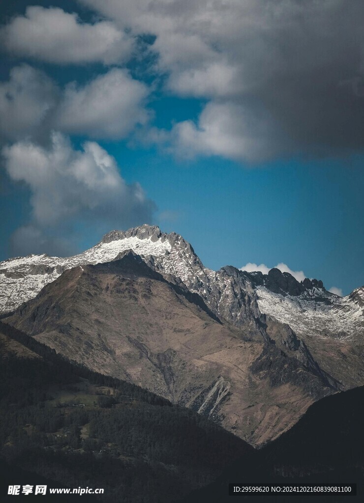 雪山  