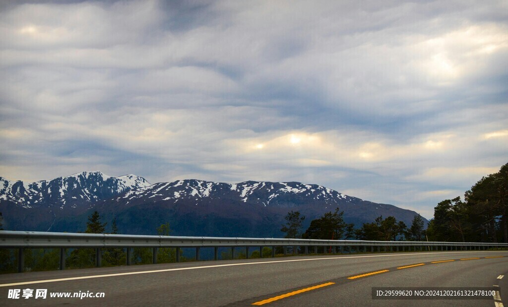 雪山  