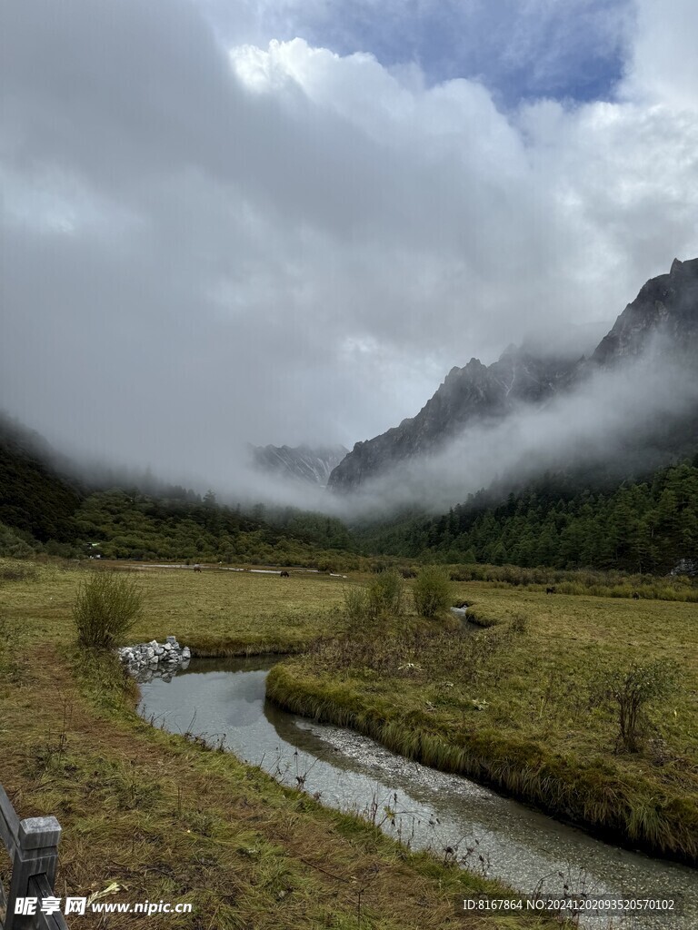 山里河流