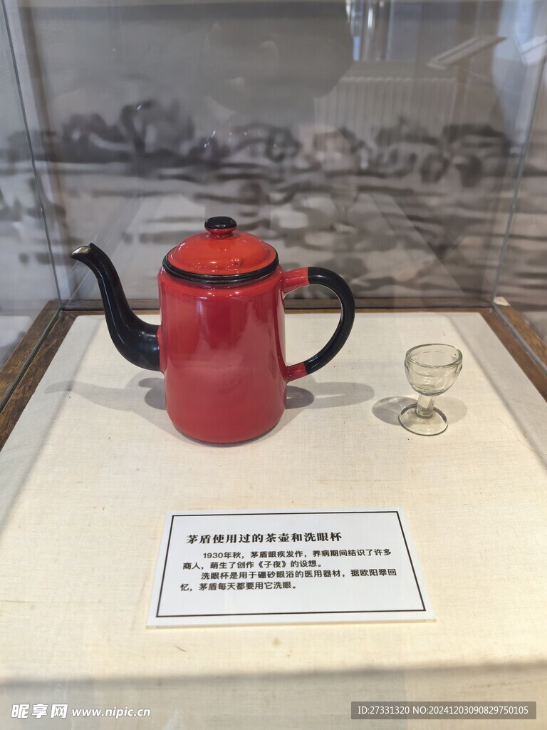 大红色茶壶