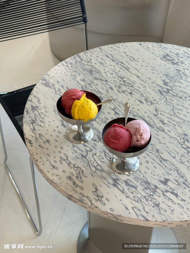 冰淇淋  