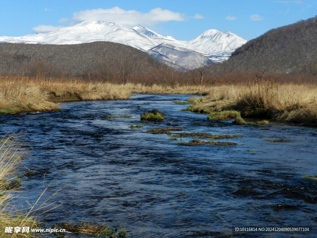 冬季雪山河流
